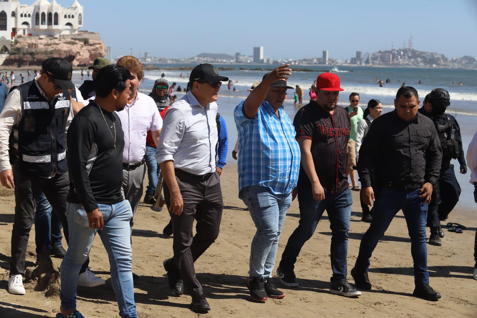 $!Después de las protestas y bloqueos, Alcalde y músicos recorren de ‘la mano’ las playas de Mazatlán