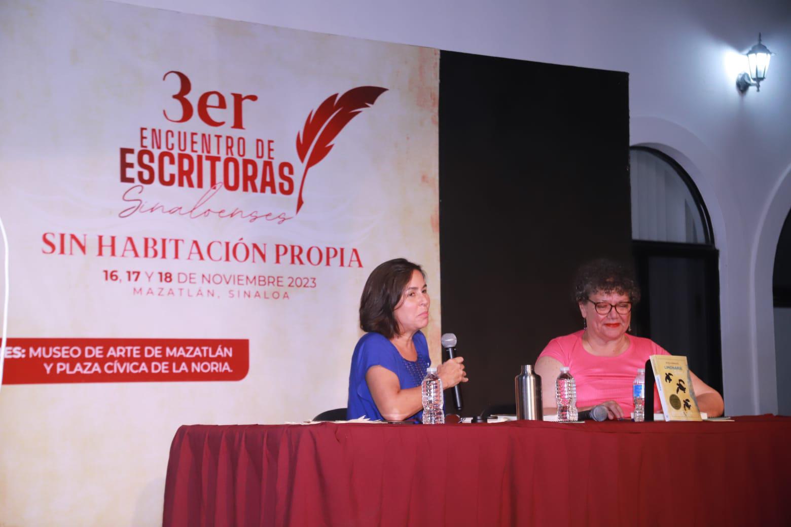 $!La escritora tapatía Estela González presentó en el puerto su novela “Limonaria”, ella estuvo acompañada de la maestra y también escritora Guadalupe Veneranda.