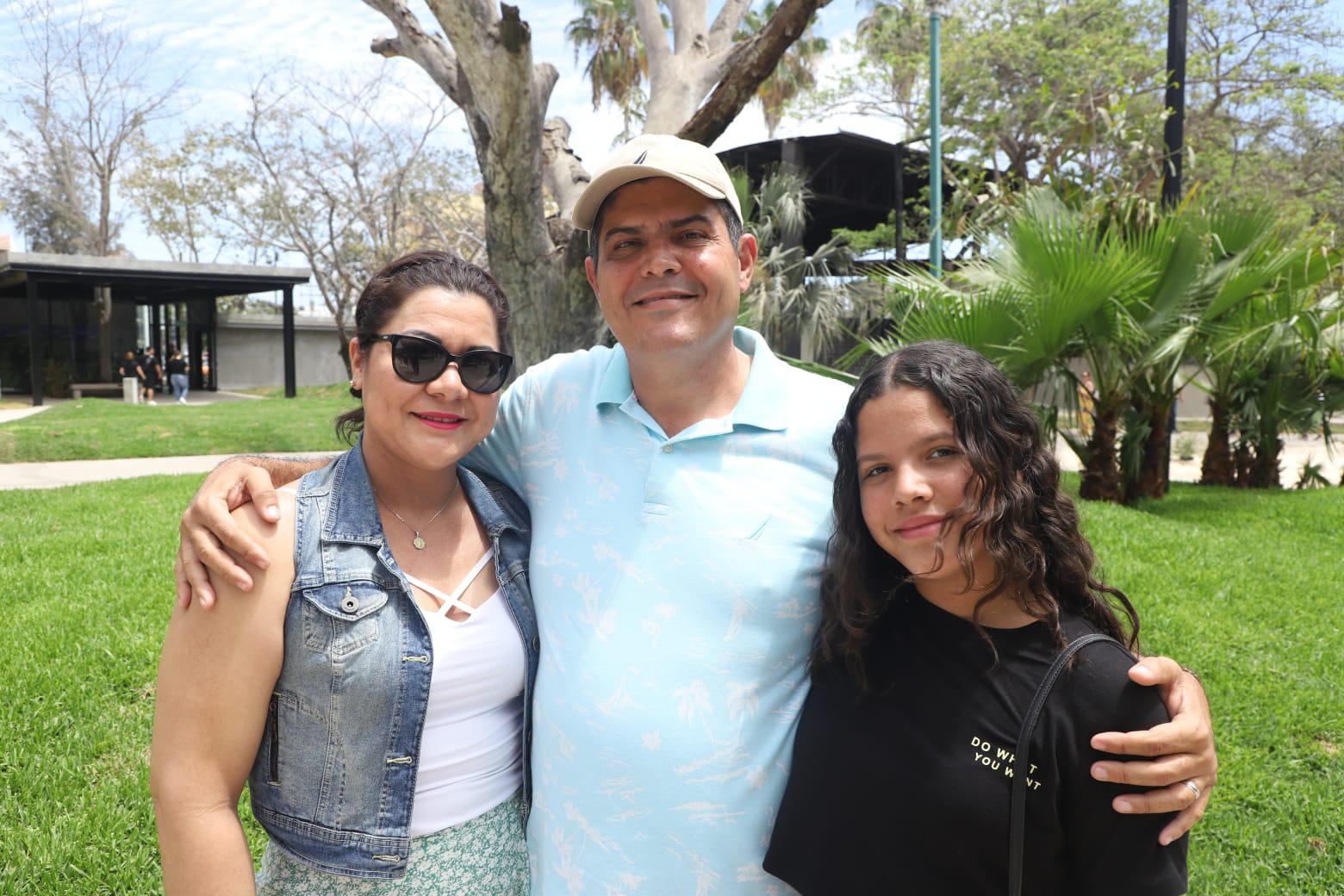 $!Patricia Guzmán, Jorge y Alma Verónica Aris, de Escuinapa.