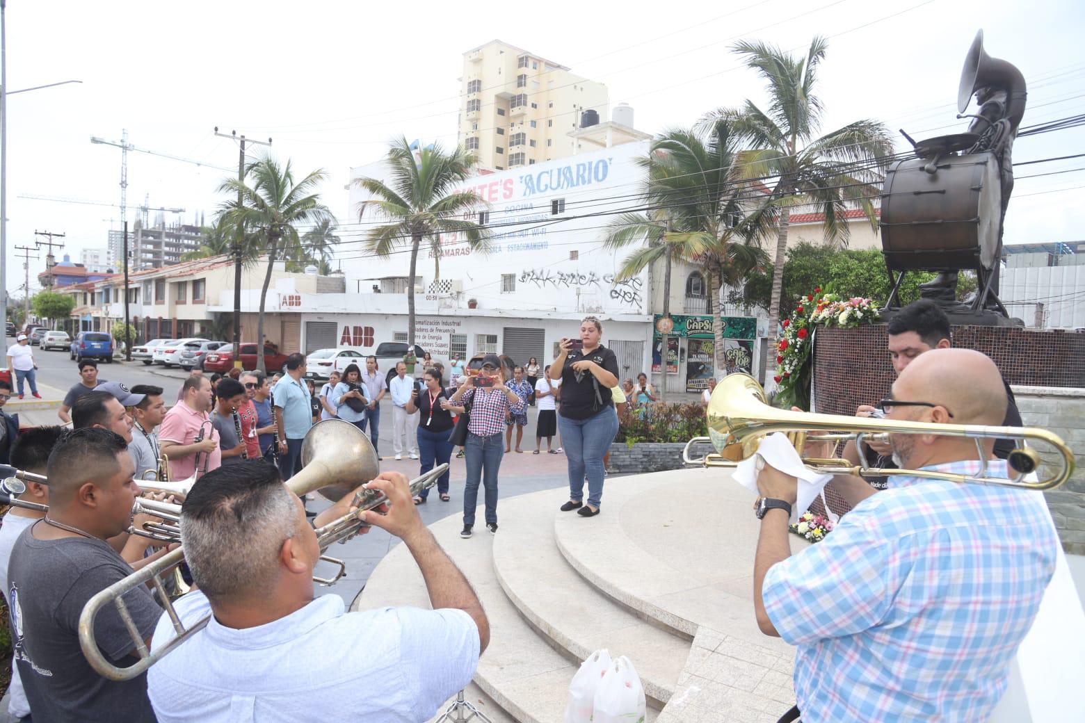 $!Recuerdan a don Cruz Lizárraga al son de la tambora en Mazatlán