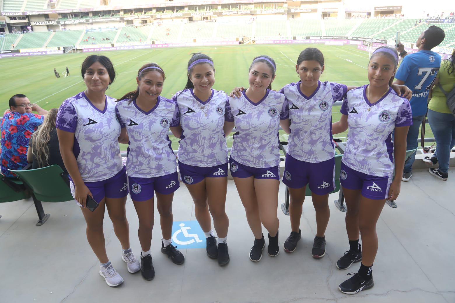 $!América garcía, Jennifer Hernández, Katy Ramírez, Denisse Íñiguez, Monserrat Castillo, y Luz Alvarado, del equipo Sub-19 femenil.