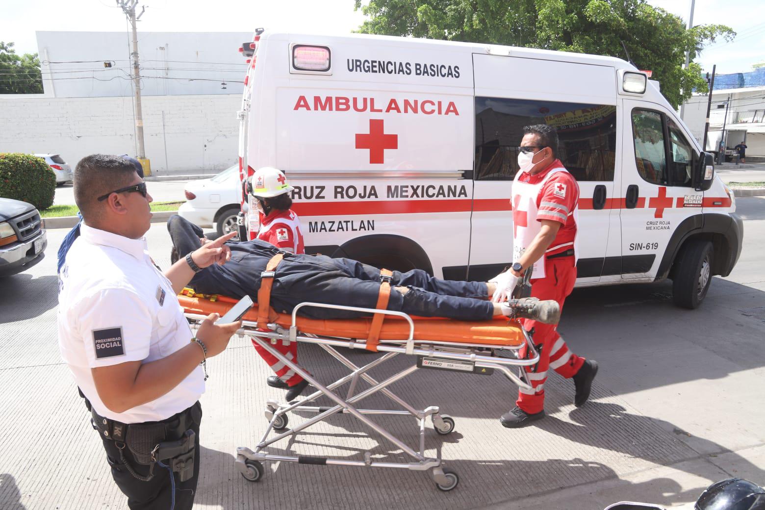 $!Camioneta derriba a ciclista y motociclista en retorno de Mazatlán