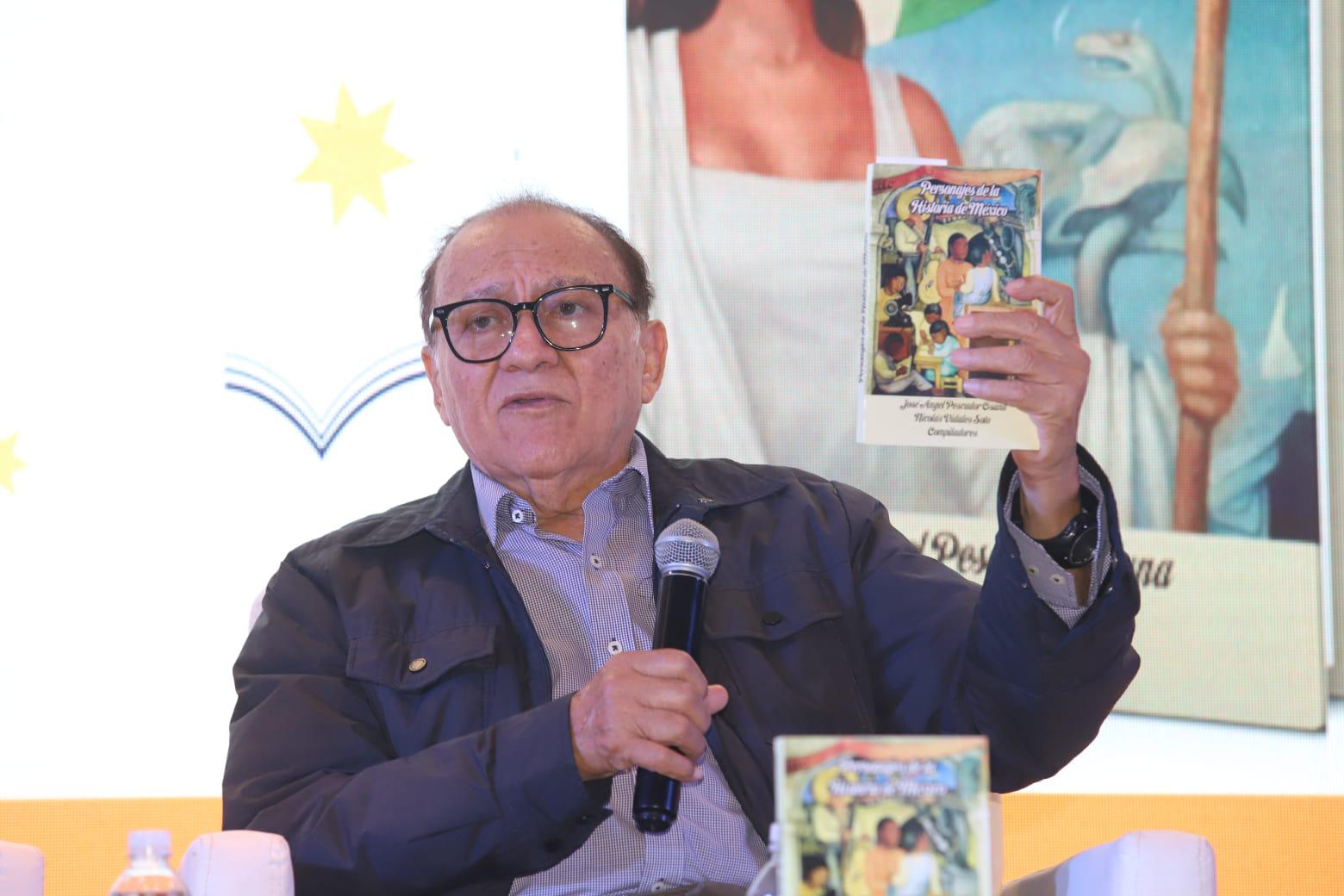 $!Presenta José Ángel Pescador libro homenaje a figuras históricas de México, en la FeliUAS