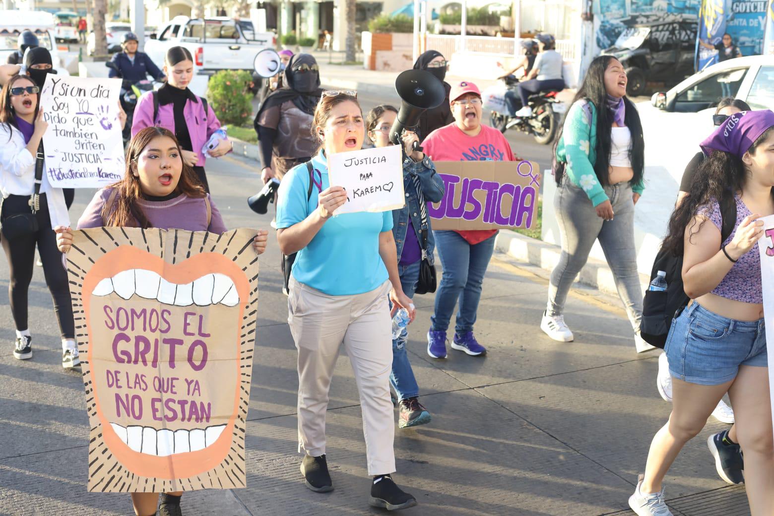 $!Marchan en Mazatlán para exigir justicia por el asesinato de Karem