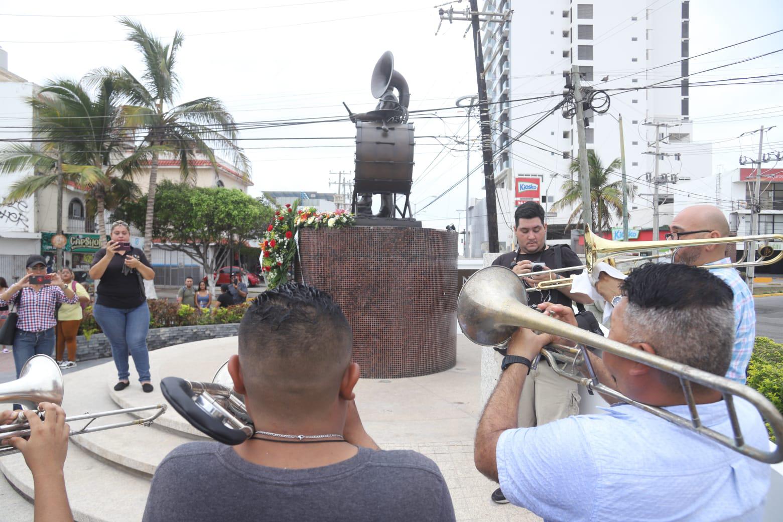 $!Recuerdan a don Cruz Lizárraga al son de la tambora en Mazatlán