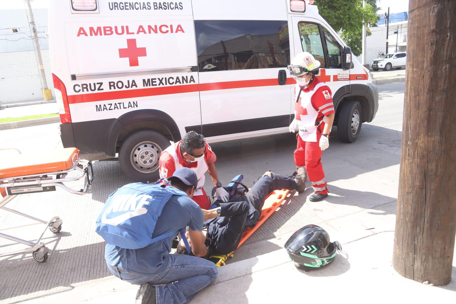 $!Camioneta derriba a ciclista y motociclista en retorno de Mazatlán