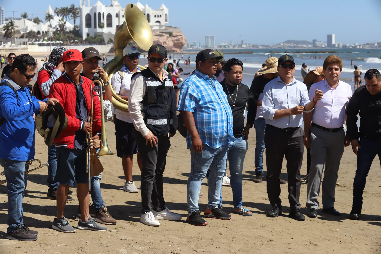 $!Después de las protestas y bloqueos, Alcalde y músicos recorren de ‘la mano’ las playas de Mazatlán