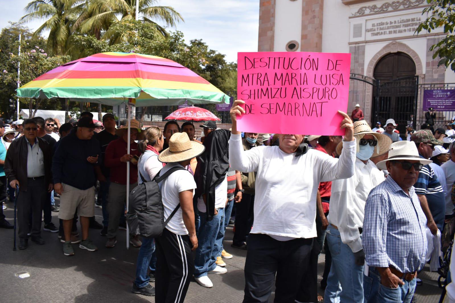 $!Decenas de vendedores de playa de Mazatlán protestan en Culiacán