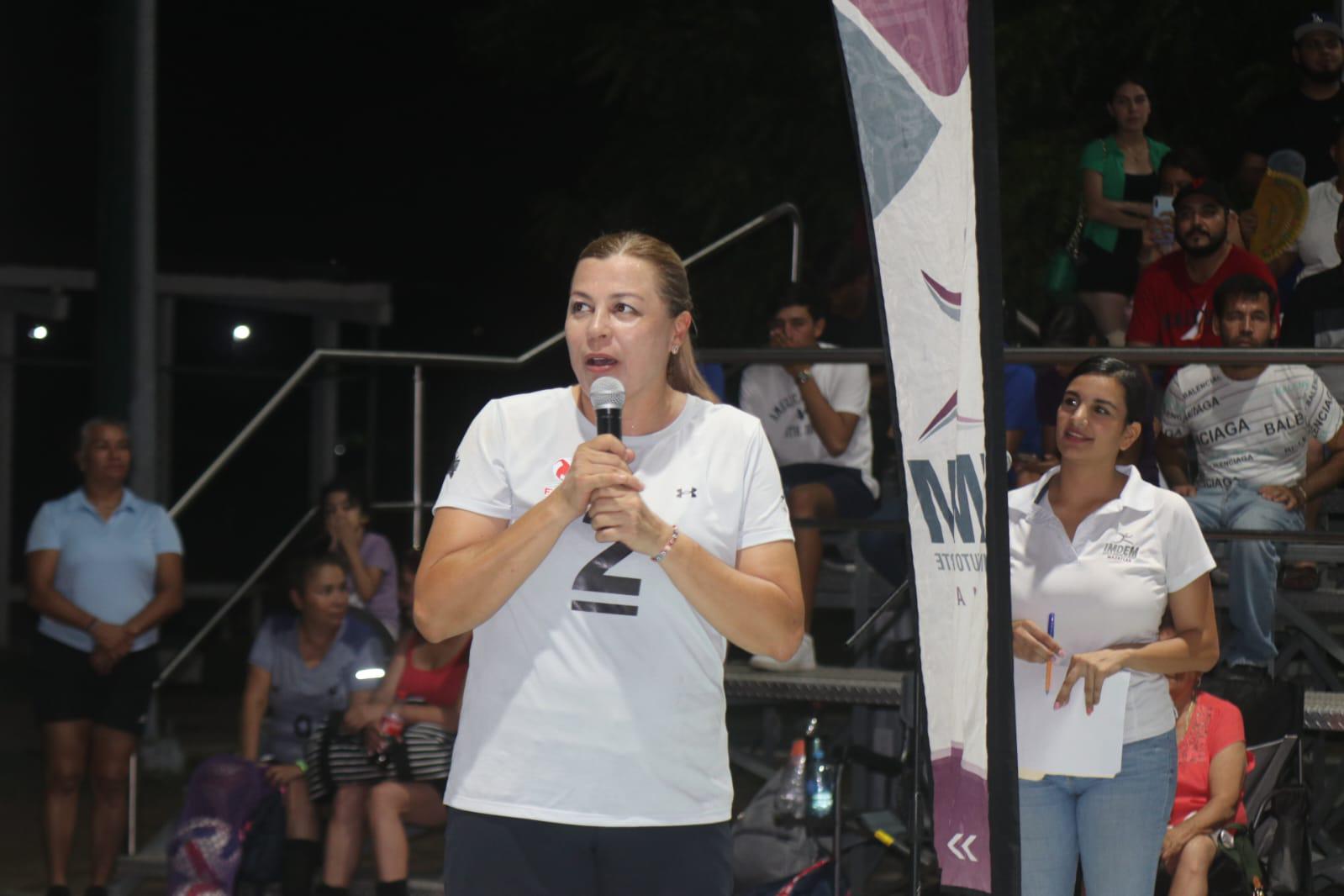 $!La ex seleccionada nacional de voleibol de playa, Hilda Gaxiola, expresó un mensaje a los presentes.