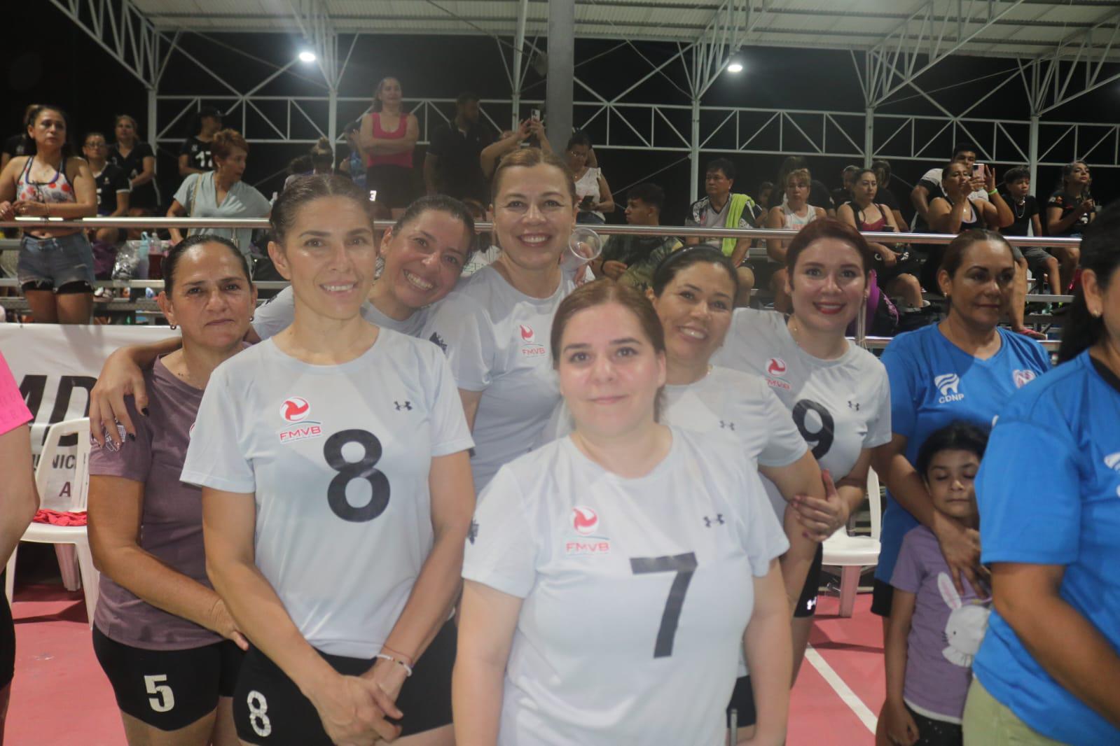 $!Rosa Corrales, Marlen Hernández, Hilda Gaxiola, Verónica Hernández y Nidia Báez. Al frente, Neftali Cuen y Marcela López.