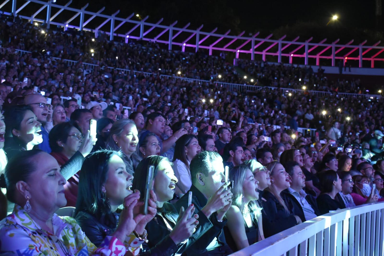 $!Más de 5 mil personas acuden al concierto de Montaner.