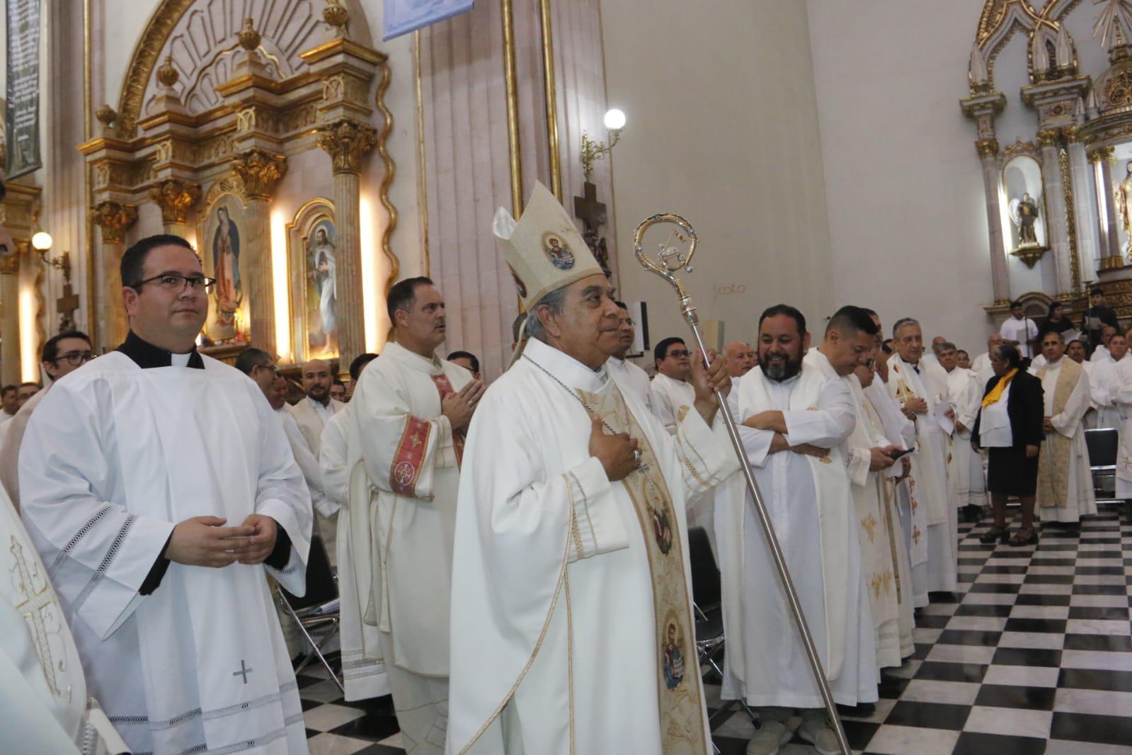$!‘Que reconsideren, que recapaciten’, clama Obispo de Culiacán en Misa Crismal ante hechos de violencia