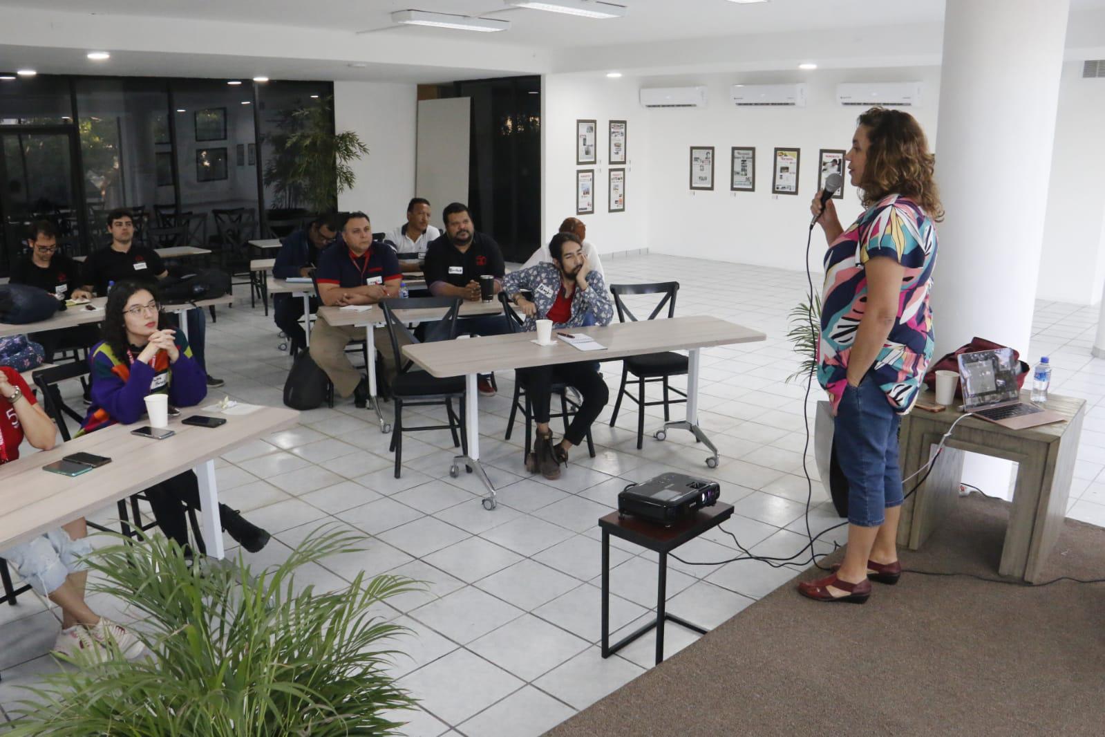 $!Mostrar el dolor sin revictimizar; Marcela Turati imparte charla sobre coberturas de víctimas a periodistas sinaloenses