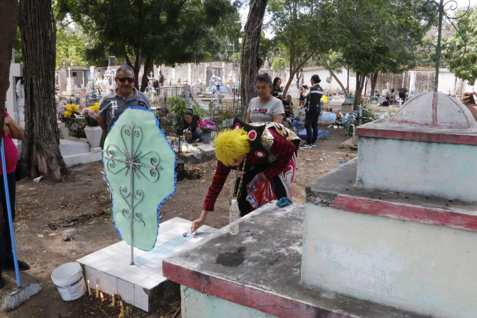 $!El payaso Cometín tiene 15 años llevando ofrendas a las tumbas de los angelitos, en Culiacán