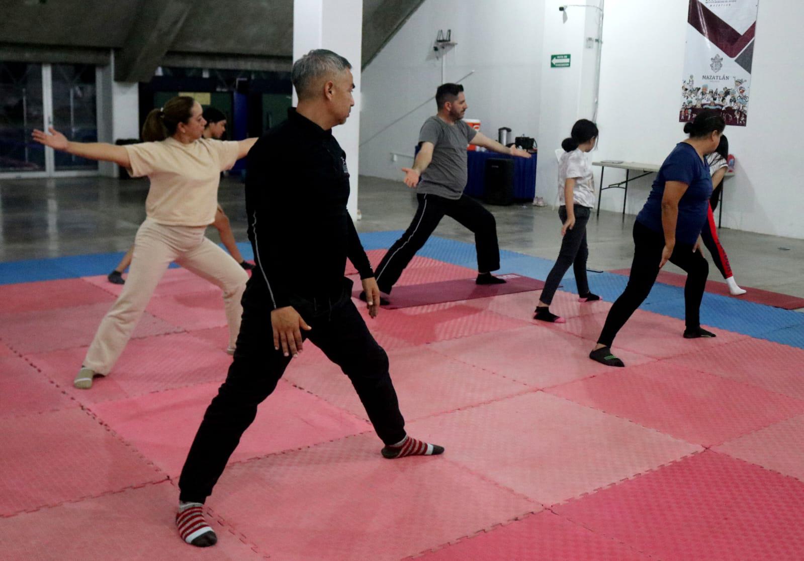 $!Practican yoga deportivo para apoyar a damnificados en Guerrero