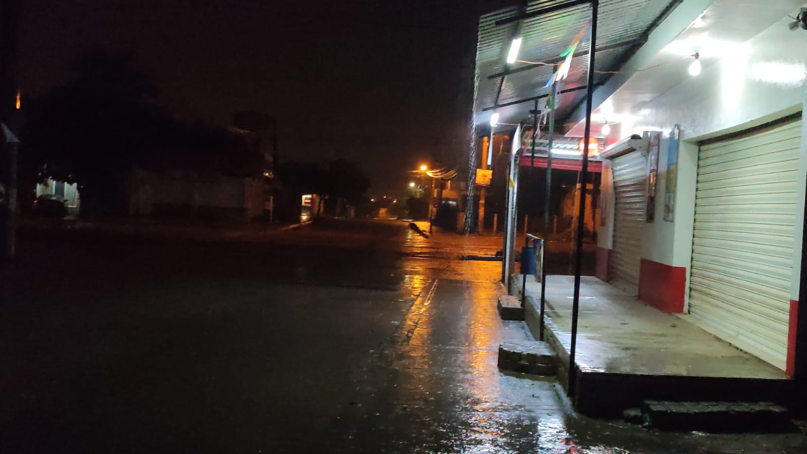 $!Lluvia ‘pega’ en Mazatlán y afecta llegada a tiempo de personas a sus trabajos