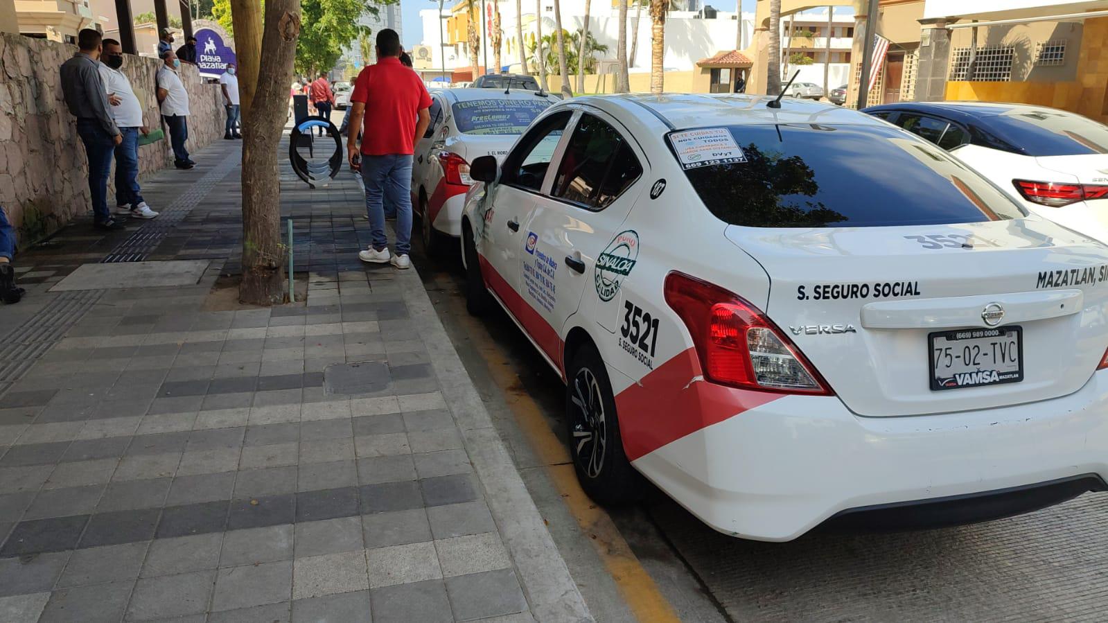 $!Tránsito de Mazatlán infracciona a 15 taxistas y detiene otra unidad en la Zona Dorada