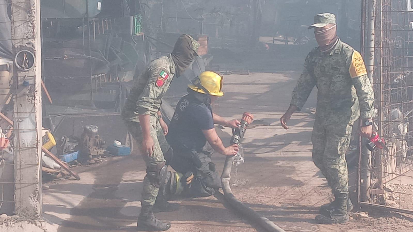 $!Evacuan a 140 personas por incendio al sur de Culiacán