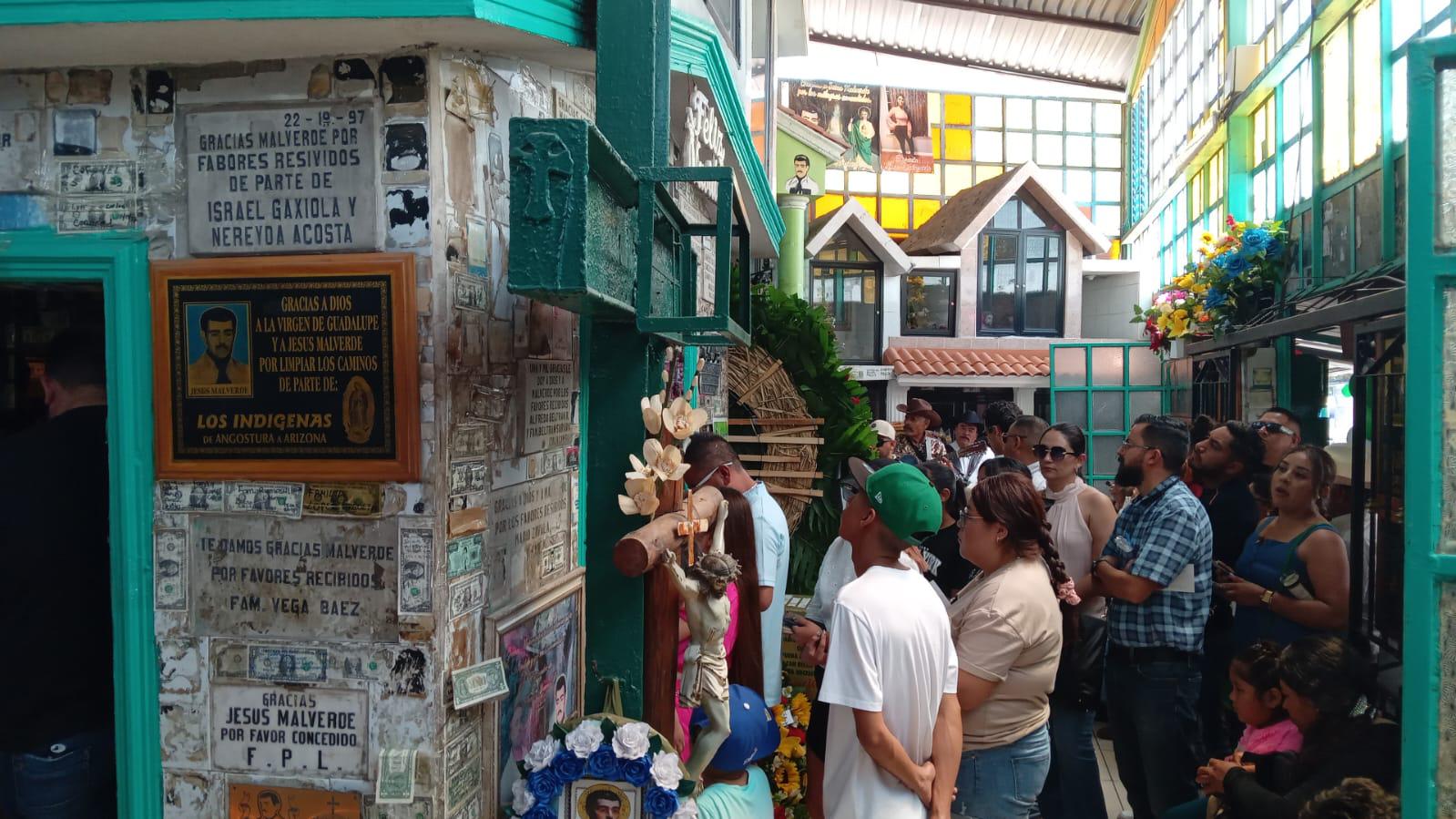 $!Desde dintintas partes del País, fieles visitan la capilla de Malverde para celebrar su aniversario