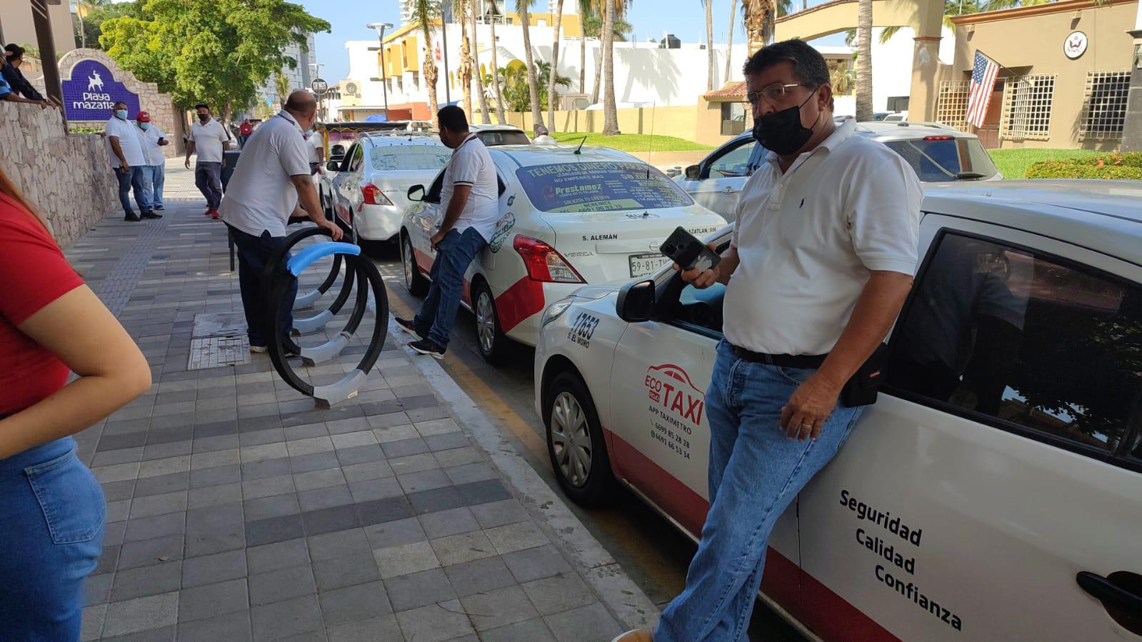 $!Tránsito de Mazatlán infracciona a 15 taxistas y detiene otra unidad en la Zona Dorada