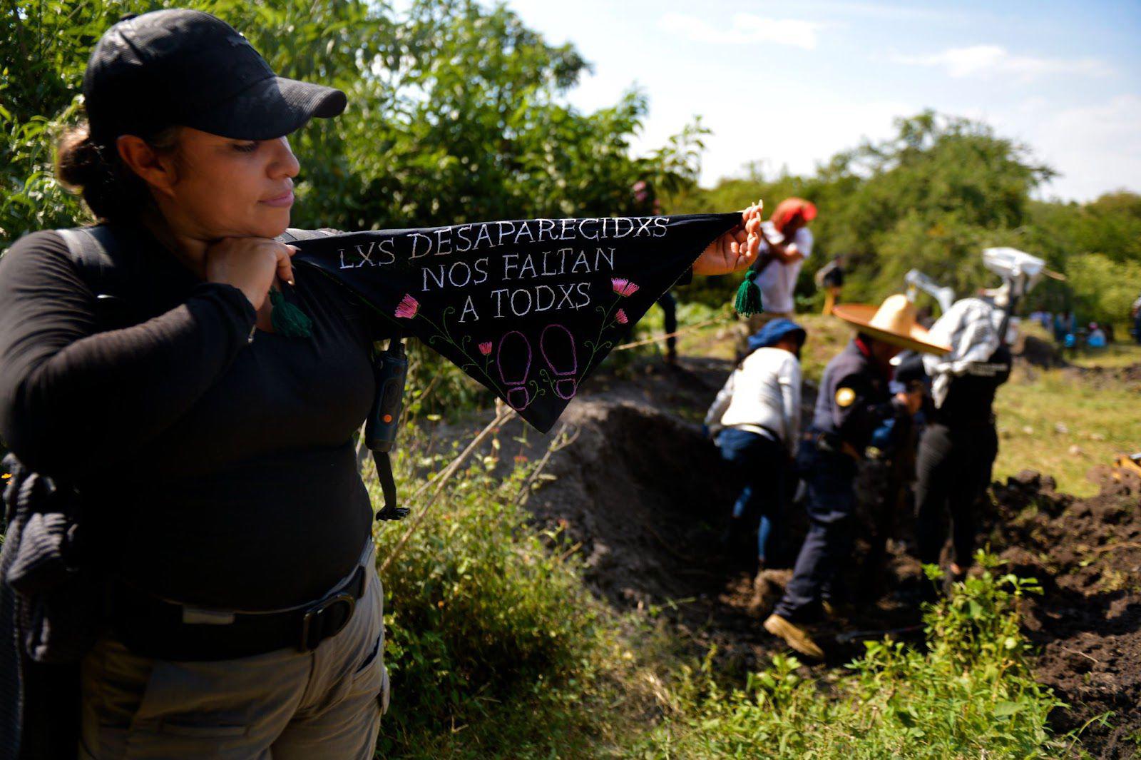 $!Yadira González Hernández durante la Brigada Nacional de Búsqueda en Morelos, realizada en 2022. Al fondo, familiares de personas desaparecidas e integrantes de la CNB exploran una fosa clandestina.