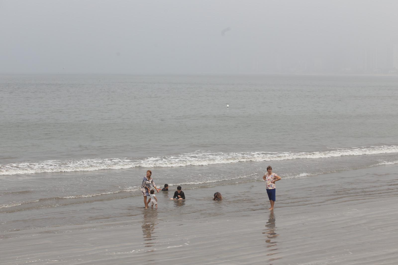 $!Amanecen las playas de Mazatlán con oleaje normal pese a pronóstico de mar de fondo