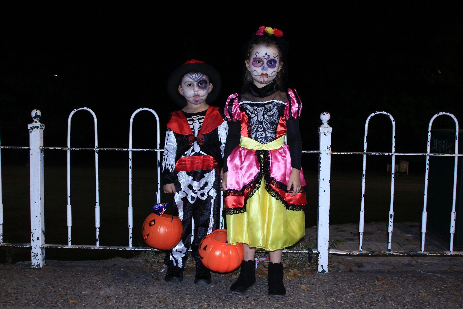 $!#Galería | Salen familias de Culiacán a celebrar la noche de Halloween en avenidas vigiladas