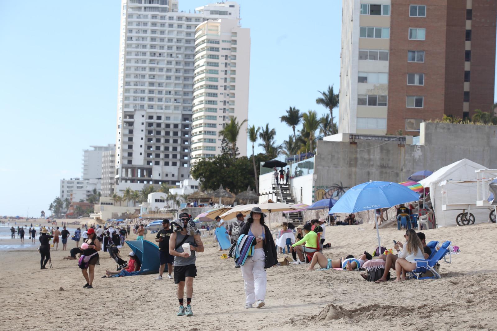 $!Reciben playas de Mazatlán a cientos de turistas