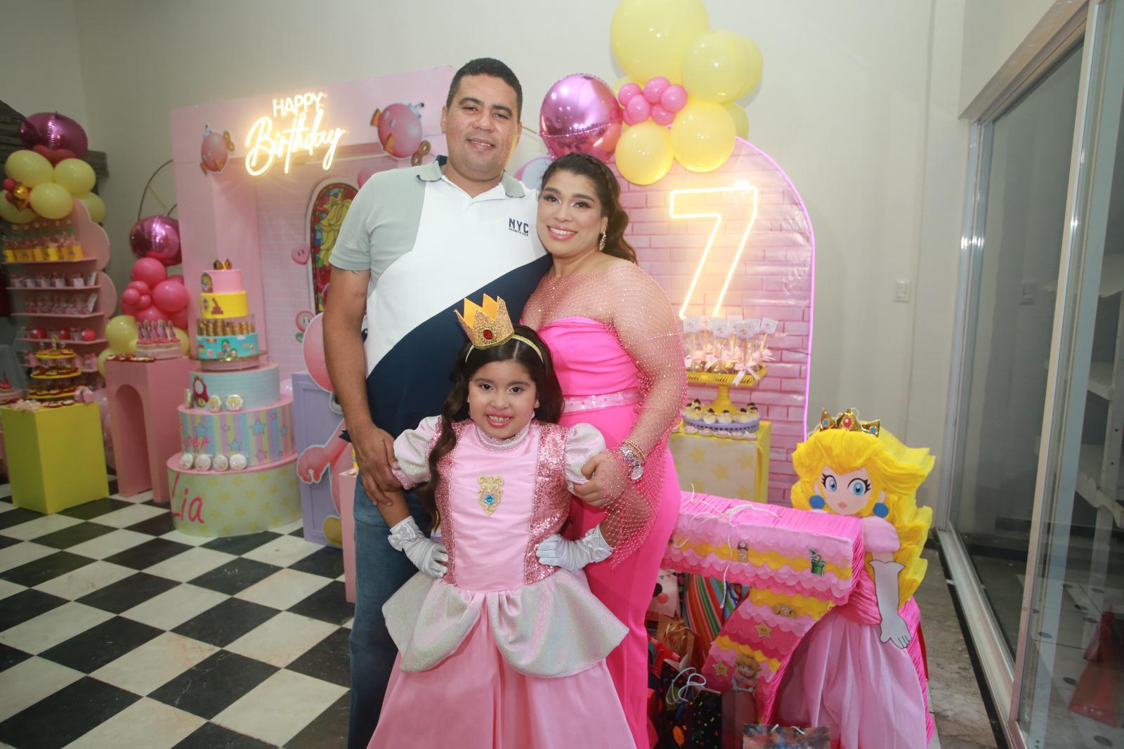 $!La cumpleañera entre sus padres, José Luis Gómez y Sandra Maldonado.