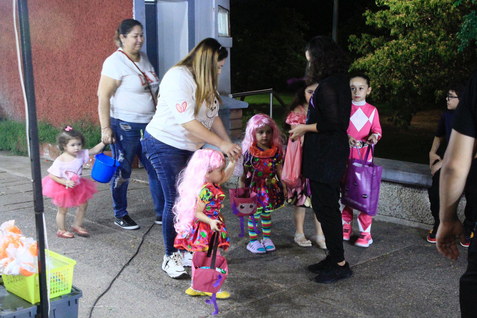 $!#Galería | Salen familias de Culiacán a celebrar la noche de Halloween en avenidas vigiladas