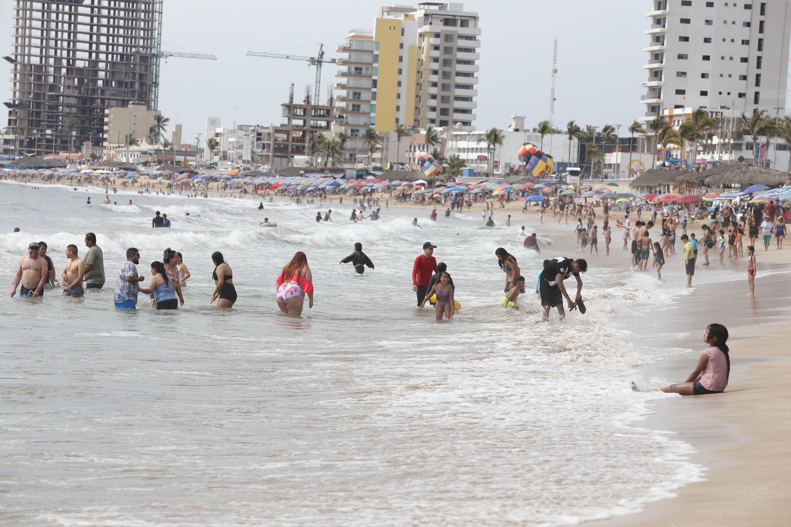 $!Registran playas de Mazatlán menor afluencia de bañistas este lunes