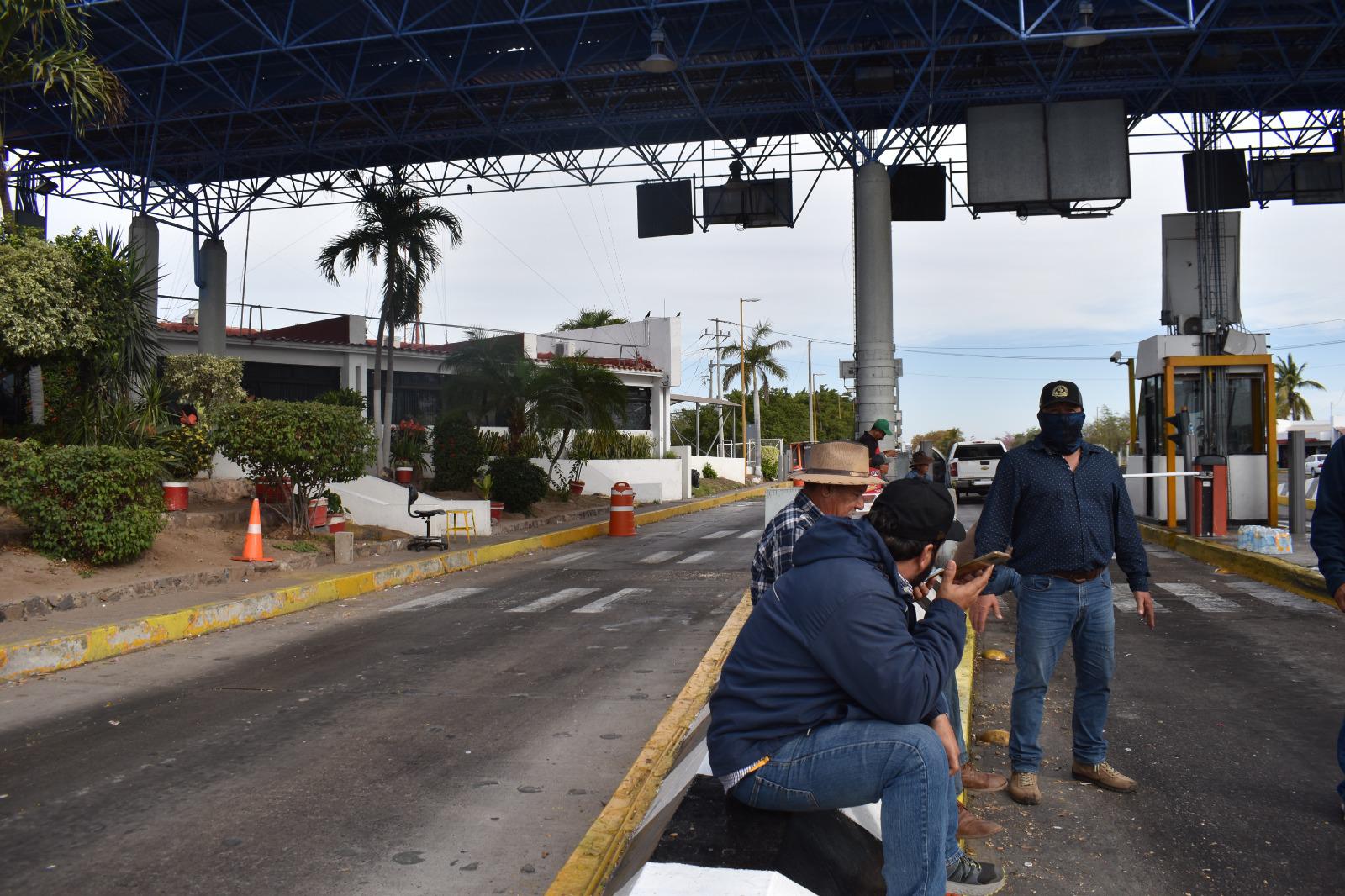 $!Productores de maíz liberan de forma paulatina la caseta de Costa Rica, en la autopista Culiacán-Mazatlán