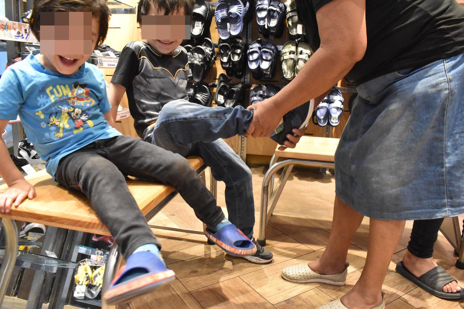 $!Repunta venta de calzado en los tres días previos al Día del Niño, aseguran locatarios en Culiacán