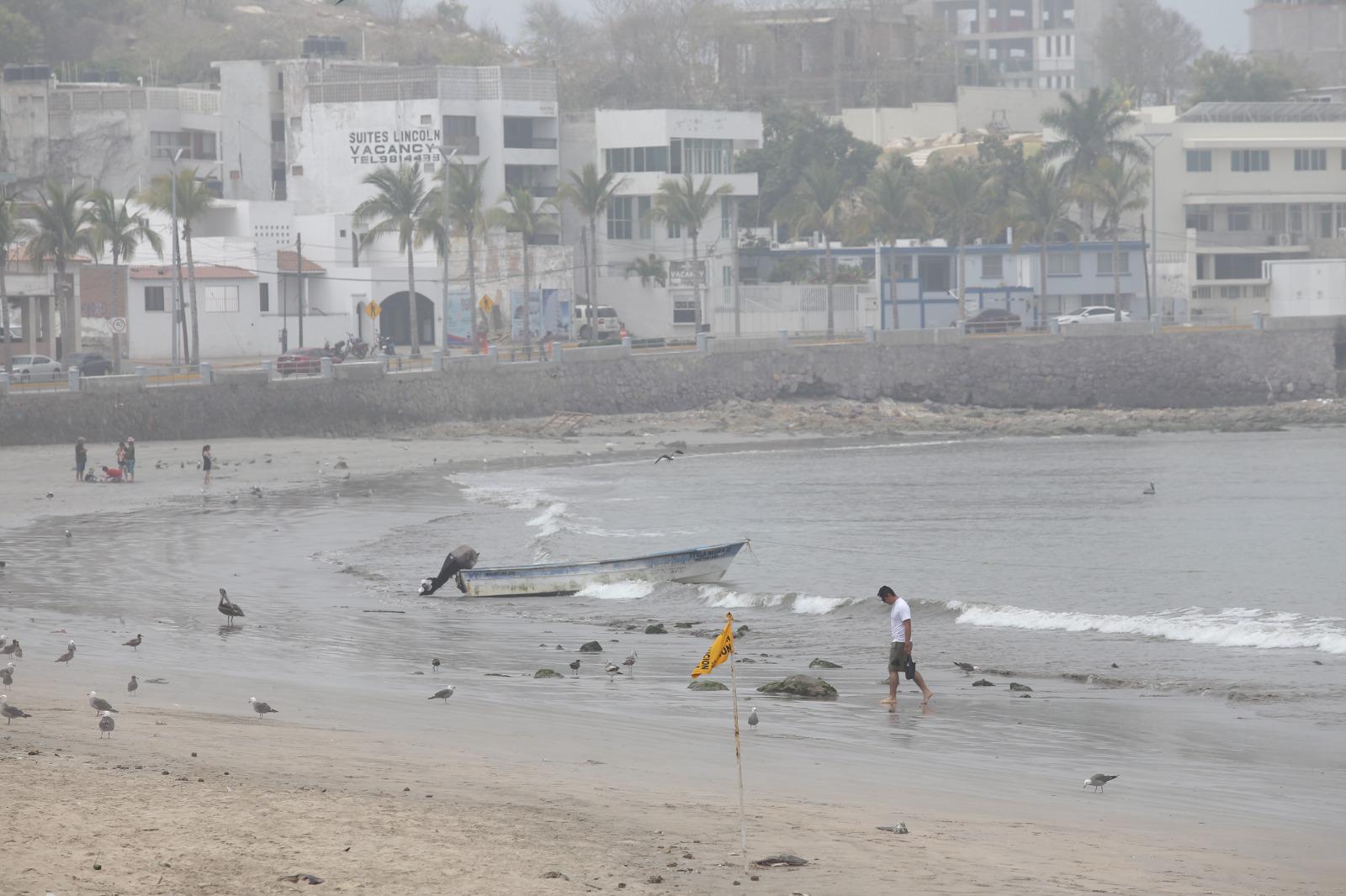 $!Amanecen las playas de Mazatlán con oleaje normal pese a pronóstico de mar de fondo