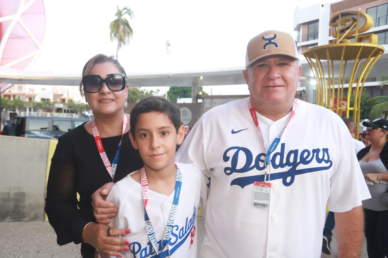 $!Bety Bastidas y Ernesto García con su hijo Ernesto.