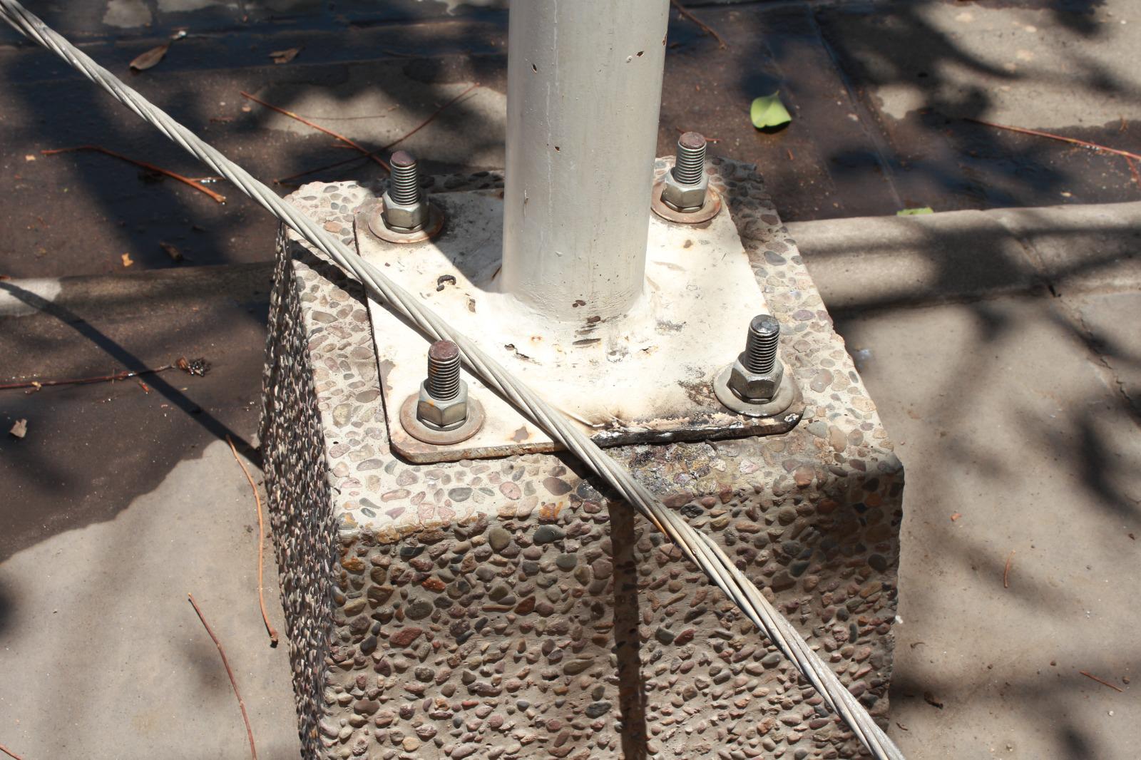 $!Cae cable de alta tensión en su casa y daña tuberías, aparatos y electricidad, exigen a CFE pague daños
