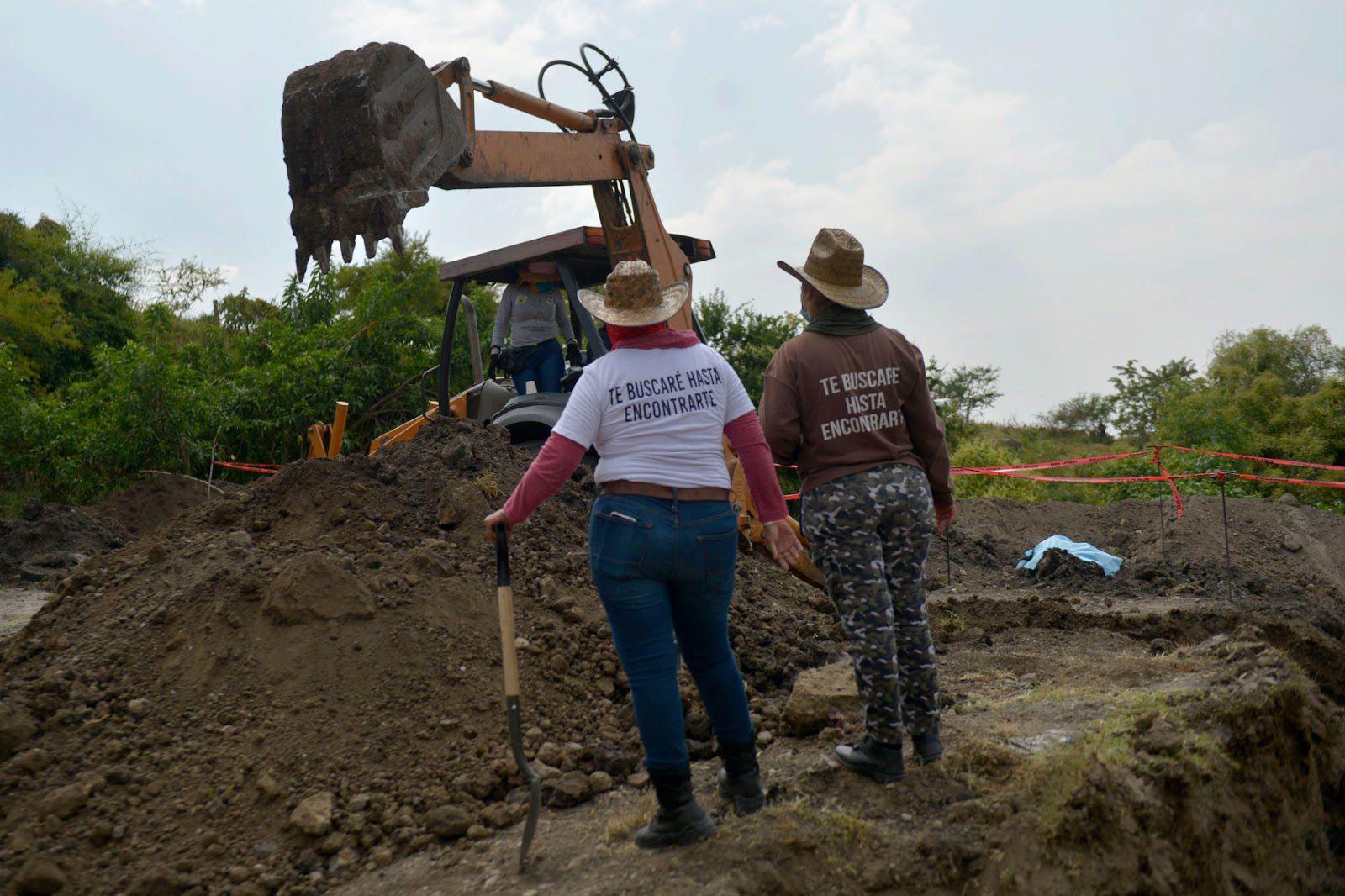 $!Madres buscadoras de Sonora en el predio de Morelos donde, el pasado diciembre, se escucharon balazos mientras excavaban una fosa clandestina.