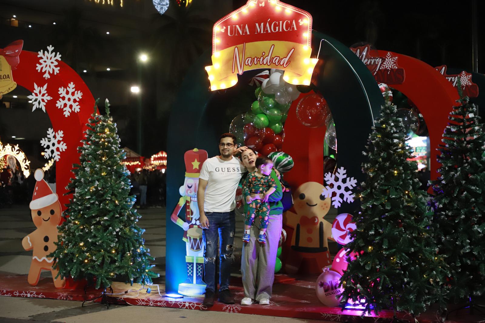 $!Entre verbena y show musical, Rocha enciende el árbol navideño del Palacio de Gobierno