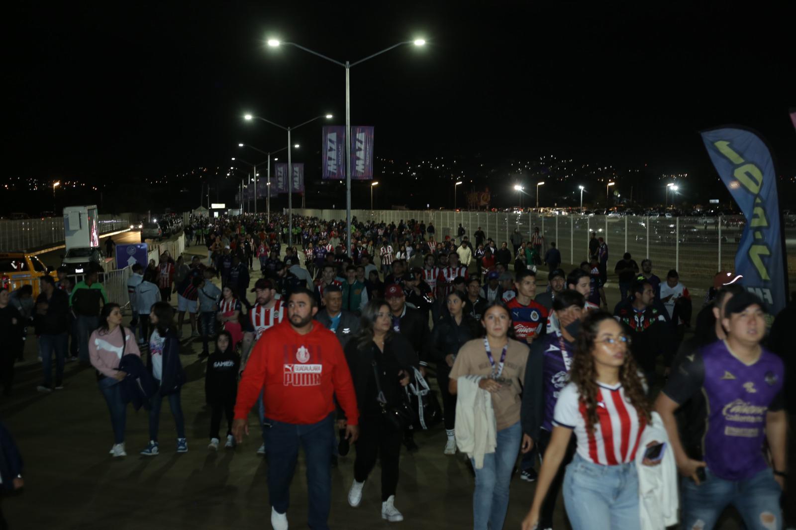 $!Mazatlán-Chivas: Invasión Rojiblanca se hace presente en el puerto