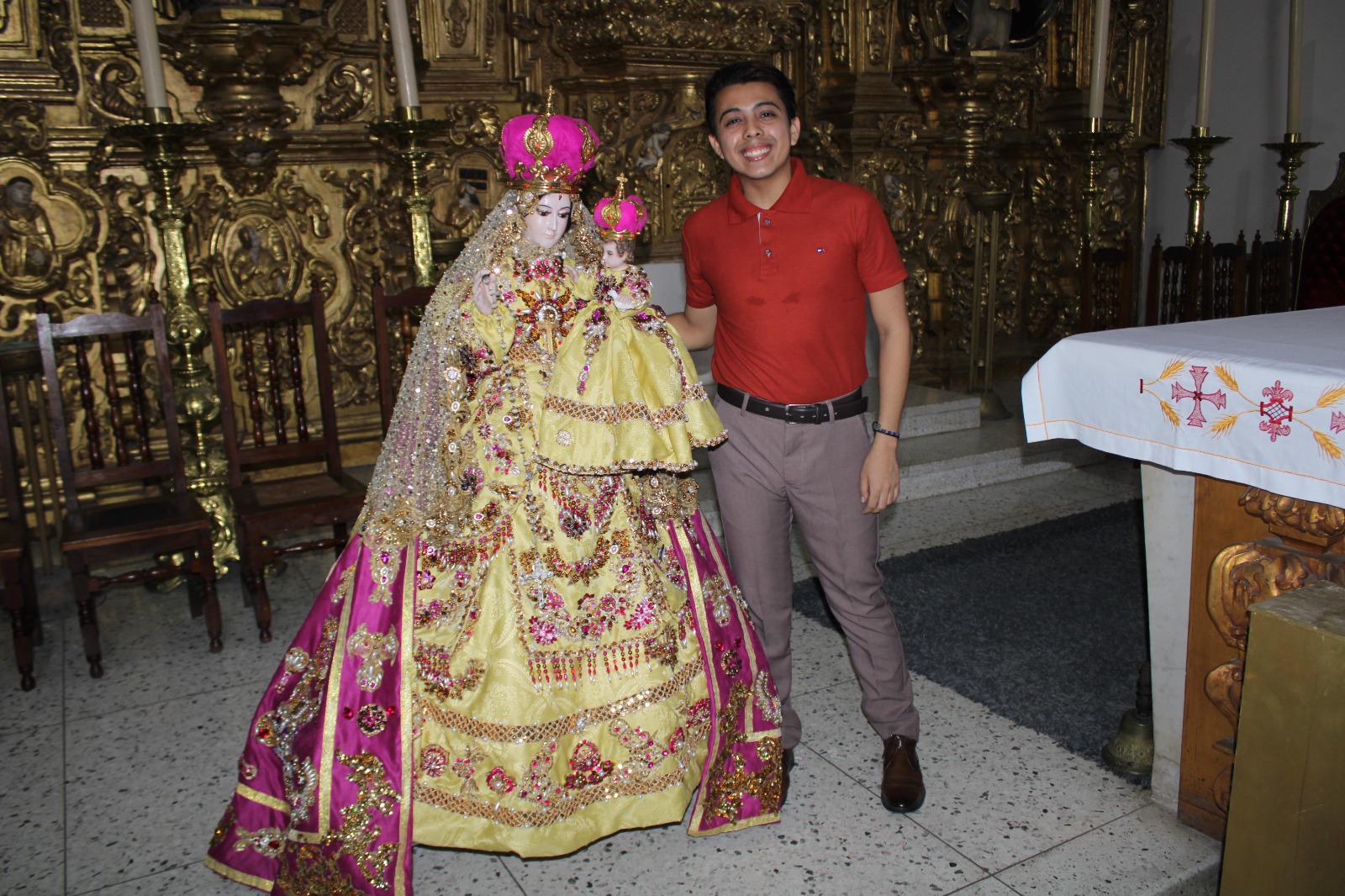 $!Familia de Sonora dona vestido a la Virgen del Rosario