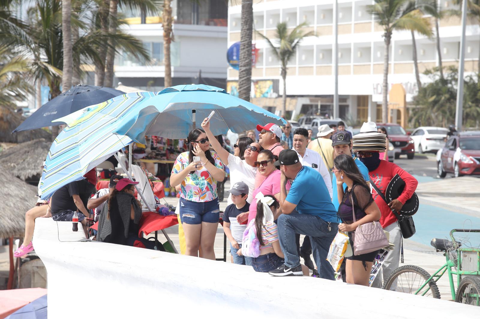 $!Miles de personas disfrutan de las playas de Mazatlán este Domingo de Pascua