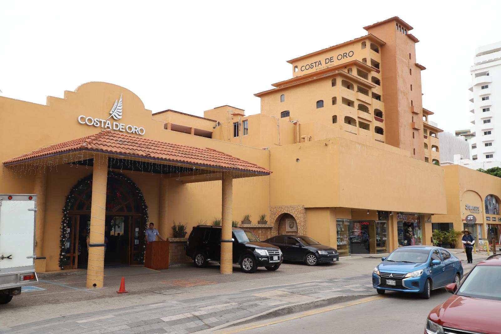 $!El Hotel Costa de Oro tiene sus colores naranja, rojizo, ya patentados y que asemejan una puesta de sol. Actualmente con 289 habitaciones.