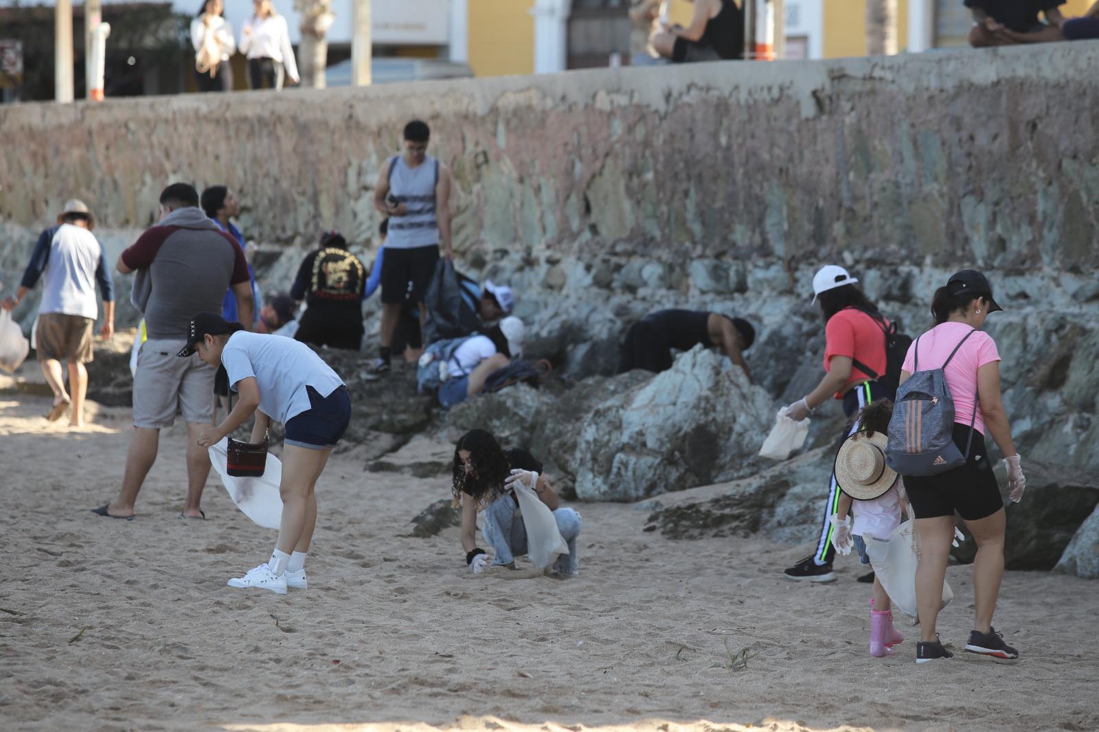 $!Se reúnen decenas a limpiar playa Olas Altas en Mazatlán por el Día de la Tierra