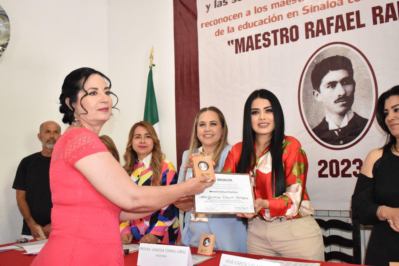 $!La maestra Silvia Guadalupe Chiquete Rodríguez recibe un reconocimiento y un premio.