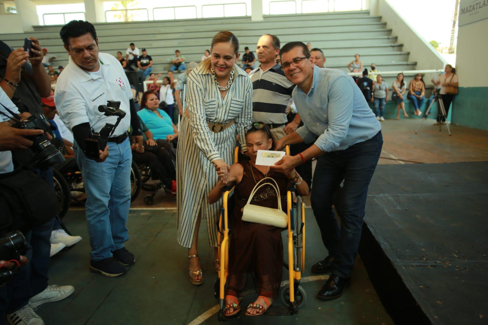 $!Entrega DIF Mazatlán apoyo económico a 500 personas con discapacidad permanente