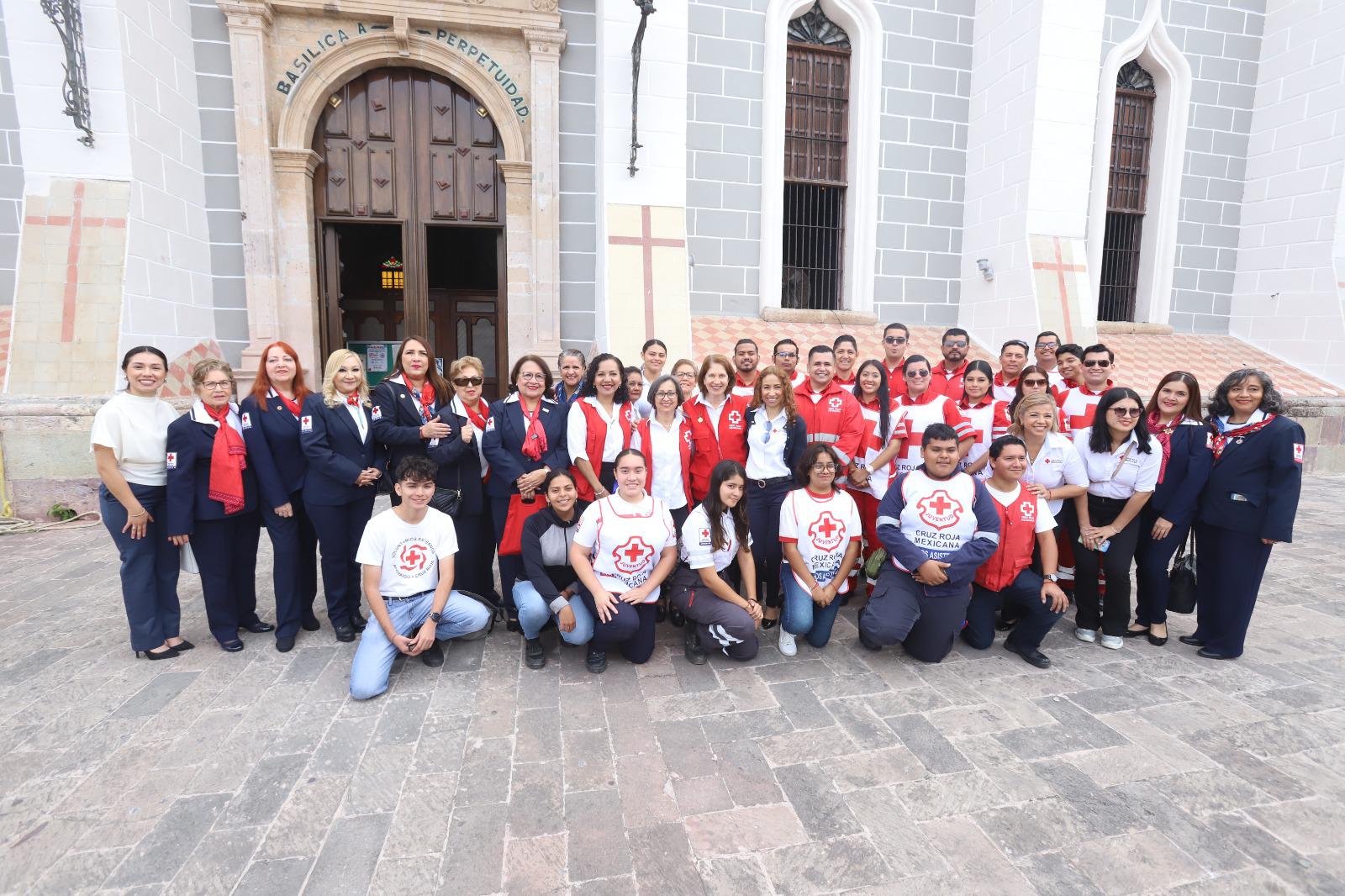 $!Paramédicos, administrativos, miembros del patronato y voluntarios de Cruz Roja Mazatlán, asistieron a la Catedral Basílica de la Inmaculada Concepción a orar para que sea una colecta anual exitosa.