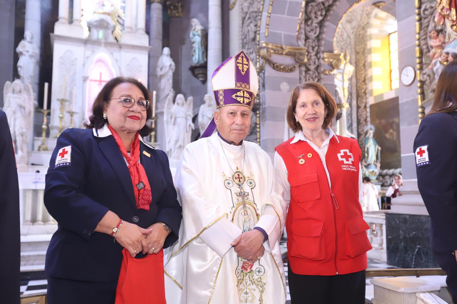 $!Monseñor Mario Espinosa entre Laura Delia Hernández y Tere Gallo de Gil.
