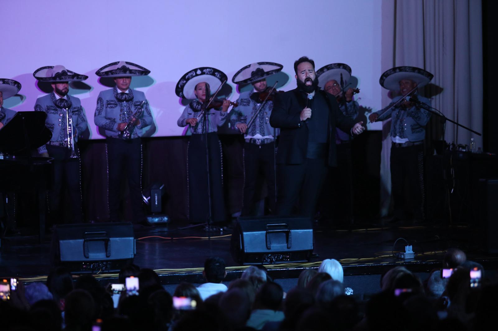 $!Jorge Echeagaray aquí junto a el Mariachi Occidental de Mazatlán deleitó al público con su voz.