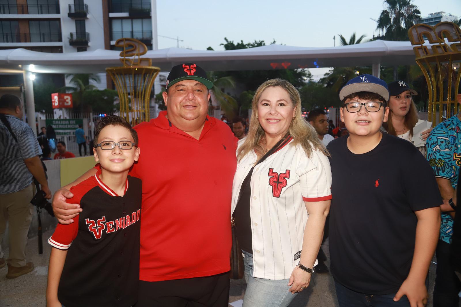 $!Roberto Ochoa y Brisia Alcaraz con su hijos, Jorge Mateo y Roberto.