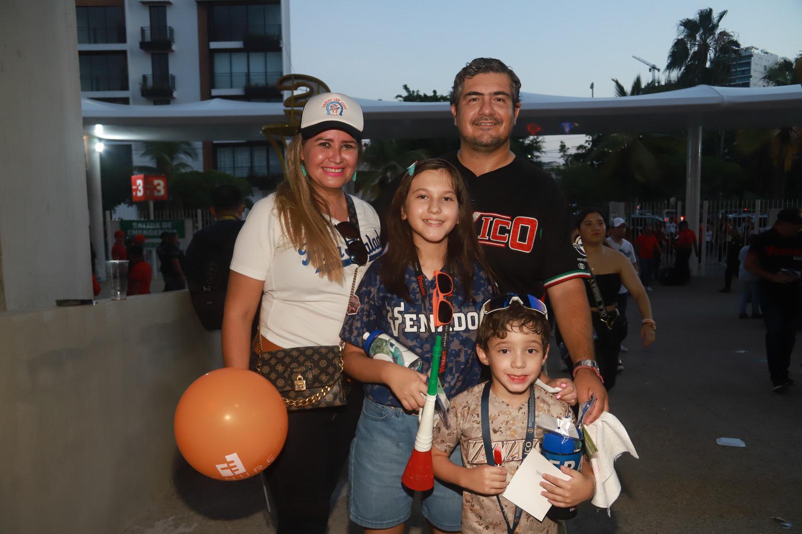 $!Brianda Peraza y Miguel Guerrero junto a su hijos, Brianda y Micgue.